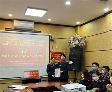 Chi bộ Viện KSND quận Thanh Xuân tổ chức Lễ kết nạp Đảng viên mới